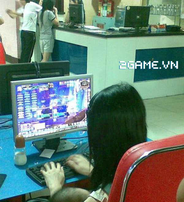 Vợ mình nghiện chơi game hơn cả mình!